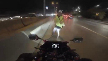 İstanbul'da bir motosikletli yol magandası, kendisini durdurmak isteyen polise çarpıp yaraladı!