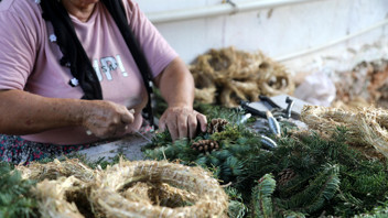 Türkiye'nin kadınları ormandan toplayıp el işçiliğiyle tam 20 ülkeye ihraç ediyor!