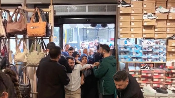 İndirime hücum! 10 TL'ye satılan ürünler izdihama yol açtı