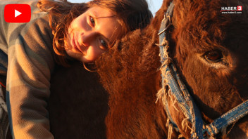 Eşek sırtında iş başındaki minik kız çocuğu görenleri duygulandırdı