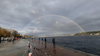 İstanbul Boğazı'nın ortasında gökkuşağı sürprizi