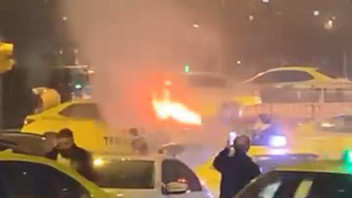 Beyoğlu'nda taksi alev alev yandı; faciadan döndüldü