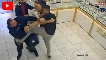 Kuyumcu esnafının tekmeli yumruklu kavgası kamerada