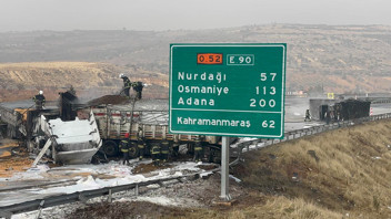 TAG Otoyolu'nu savaş alanına çeviren kaza: 3 tır yandı!