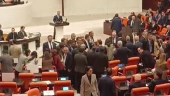 MHP'li Adan, AK Partili vekile sert çıktı: ''Kimi döveceksin, böyle bir şey olur mu?''