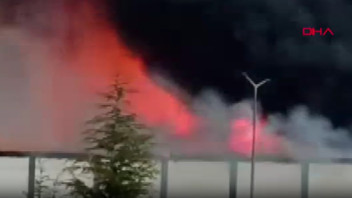 Dev fabrikada büyük yangın! Dumanlar ve alevler gökyüzünü sardı