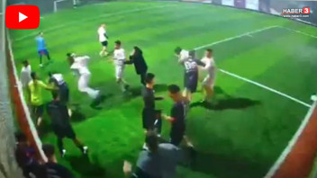 Halı saha maçında saha savaş alanına döndü! Araya girenler de dayak yedi!