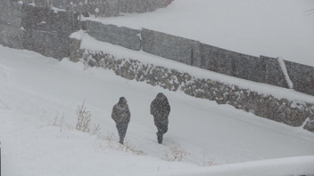 Kara kış bir geldi, pir geldi! Kar bastırdı, yüzlerce yerleşim yeriyle bağlantı kesildi