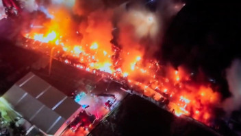 İstanbul'da geceyi gündüze çeviren yangın! Peş peşe patlama meydana geldi