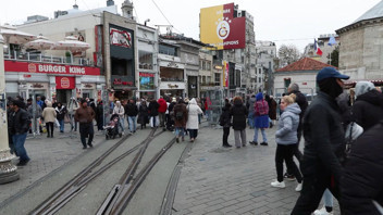 İstanbul'un kalbi Taksim'e yılbaşı kuşatması! Bazı yollar trafiğe kapatıldı