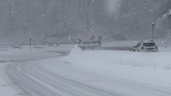 Yoğun kar yağışı Bolu Dağı'nda ulaşımı felç etti!