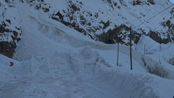 Hakkari-Van yolunda çığ düştü; faciadan dönüldü!