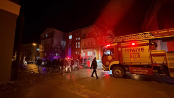 Bunalıma giren bir genç evi yakmaya çalıştı