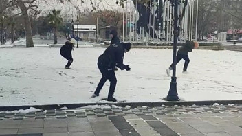 Çocuklarla polislerin kartopu keyfi kamerada