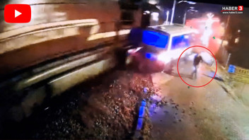 Tren minibüse çarptı; minibüsün sürücüsü ölümden sadece saniyelerle kurtuldu