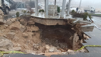 Cami avlusunda yer yarıldı; çukur oluştu