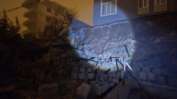 Sabaha karşı korku dolu anlar: Bir apartman ve 3 ev tahliye edildi