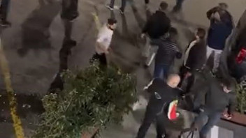 İstanbul'da şehir eşkıyalarının tekme tokat kavgası kamerada