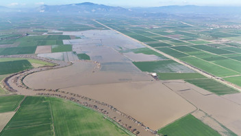 Sağanak nehri taşırdı; yüzlerce dönüm arazi sular altında!