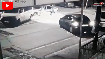 Sokak ortasında kanlı saldırı... 2 kişi ağır yaralanırken saldırı anı kameralara yansıdı!