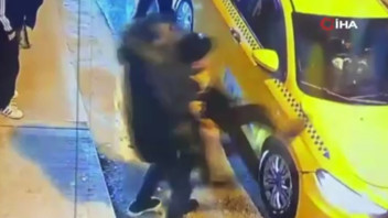 İstanbul'da taksici ile alkollü yolcu kavgası kamerada!
