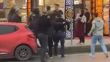 İstanbul'da güpegündüz meydan dayağı kamerada!