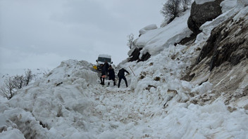 Hakkari'de çığ düştü; öğrenci servisi mahsur kaldı