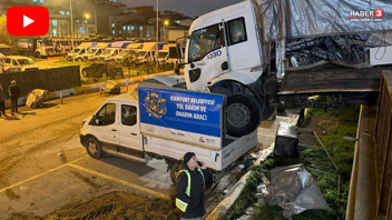 İstanbul'da akılalmaz kaza! Bir kamyon başka bir kamyonetin üstüne düştü!