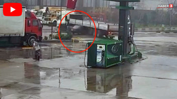 Tam gaz kaza kamerada: Otomobil tırın altına ok gibi saplandı