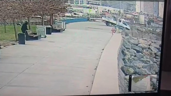 İstanbul'da zabıta aracı denize düştü: O anlar saniye saniye kamerada