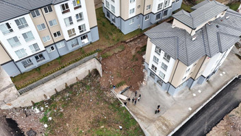 Sitenin istinat duvarı çöktü; 3 bina tahliye edildi