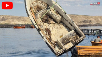 Nehir kenarındaki atıl tekne ilkokul öğrencilerine kütüphane oldu...