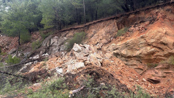 Muğla'da toprak kayması: Kaya parçaları yolu kapattı