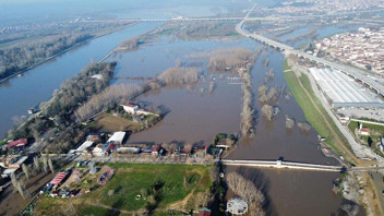 Edirne'de taşkın kabusu büyüyor! Tarihi köprüler trafiğe kapatıldı; birçok noktayı su bastı