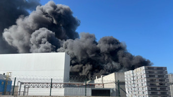 Oyuncak fabrikasında büyük yangın: Dumanlar ilçeyi kapladı