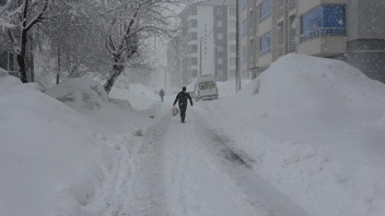 Bahar havası bir anda kara kışa dönüştü: Kar kalınlığı 1 metreyi aştı!