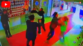 İstanbul'daki ilkokulda veliler arasında saç saça baş başa kavga kamerada!