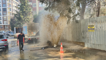 İstanbul'da boru patladı; sular apartman boyunu aştı!