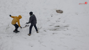 Soğuk ve kar bastırdı, bir ilimizde okullar tatil edildi