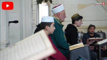 Türkiye'nin tarihi camisinde baba imam, oğul hafız aynı kubbe altında