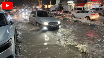 Sağanak yağışlar Hakkari'yi yuttu; caddeler sular altında kaldı, otomobiller adeta suda yüzdü