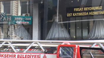 Gelinlik mağazasında yangın paniği: 2 kişi mahsur kaldı
