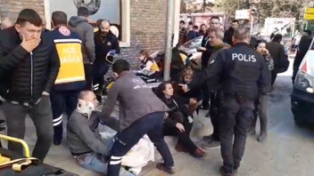 Kırmızı ışıkta feci kaza: Önce araca çarptı, sonra yayaların arasına daldı