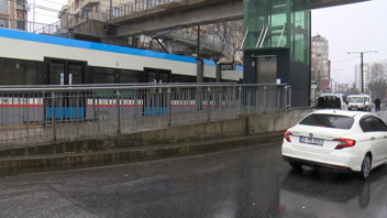 İstanbul'da tramvay arızası: Yolcular yürümek zorunda kaldı
