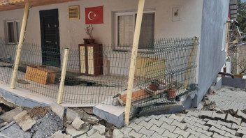 Mersin'i heyelan vurdu: Yol yarıldı, evler zarar gördü