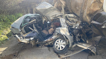 TEM'de 4 araç birbirine girdi: Otomobil yaşlı çifte mezar oldu