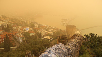 Kuzey Afrika'dan Türkiye'ye geldi; birçok ilimizi esir aldı! Gökyüzü turuncuya büründü