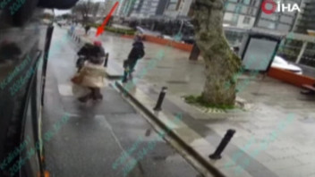 İETT otobüsünden inerken motosikletin çarptığı kadın yolcu metrelerce uçtu!