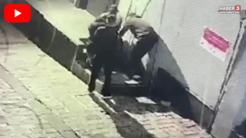 Görüntüler İstanbul'un kalbinden... Yardım bahanesiyle yaklaşıp soydular!