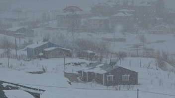 Nisan ayının ortasında lapa lapa kar sürprizi: Güne bembeyaz manzarayla uyandılar